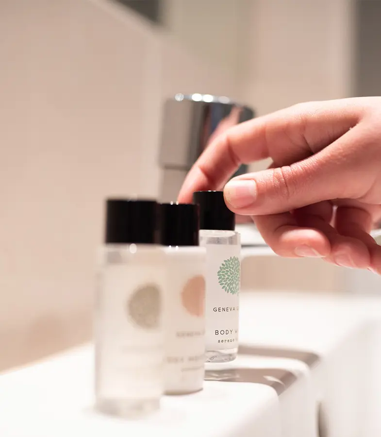 Thorpeness Golf Club & Hotel, Folk Arranging Toiletries