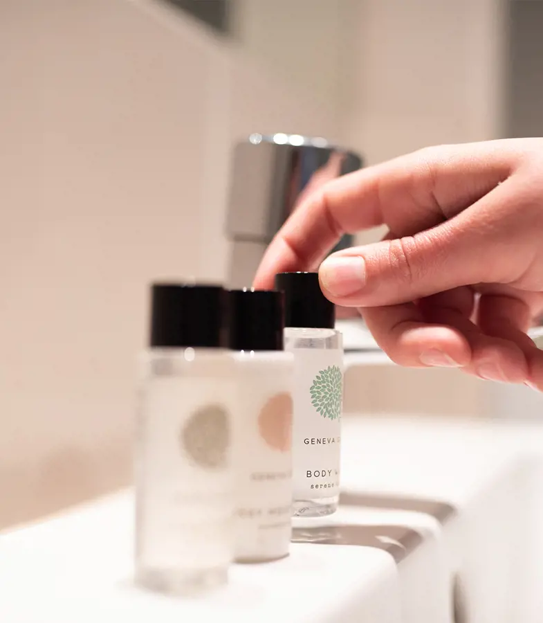 Thorpeness Golf Club & Hotel, Folk Arranging Toiletries
