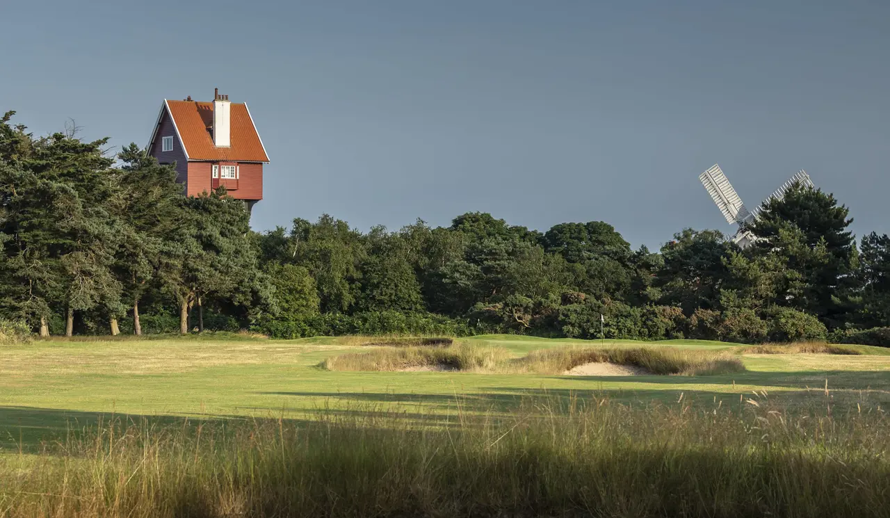Thorpeness Golf Club, tee with house in the clouds
